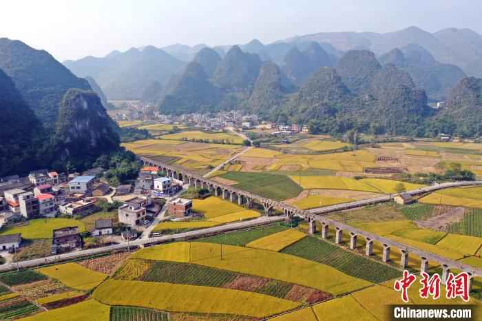 ����������������Ķ�������죬������ɫ��̺����ɽ�䡣 ������ ��