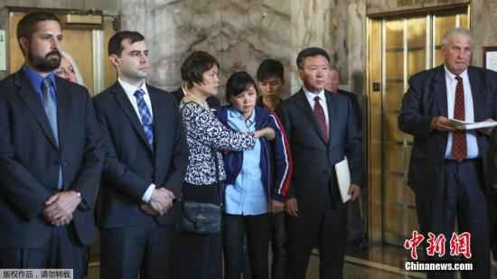 当地时间2019年7月18日,经陪审团决定,章莹颖案被告克里斯滕森被判处终身监禁。从2017年6月9日章莹颖失踪至今,历经长达768天的调查、审判,期间引起美中两国无数民众关注的案件,至此告一段落。图为章莹颖家属及律师出席新闻发布会。