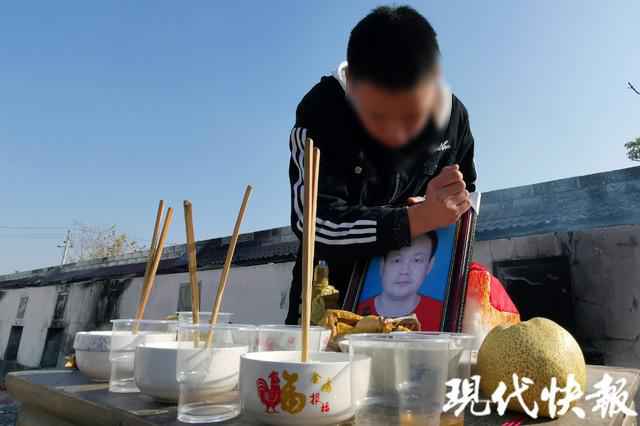 48岁外卖哥猝死出租屋:曾为一份小龙虾赔了190多元