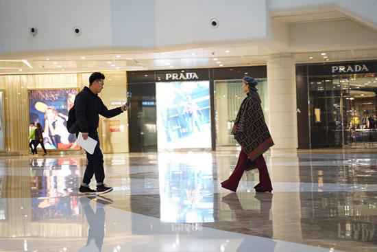 网拍模特在商场拍摄。孙家程/摄