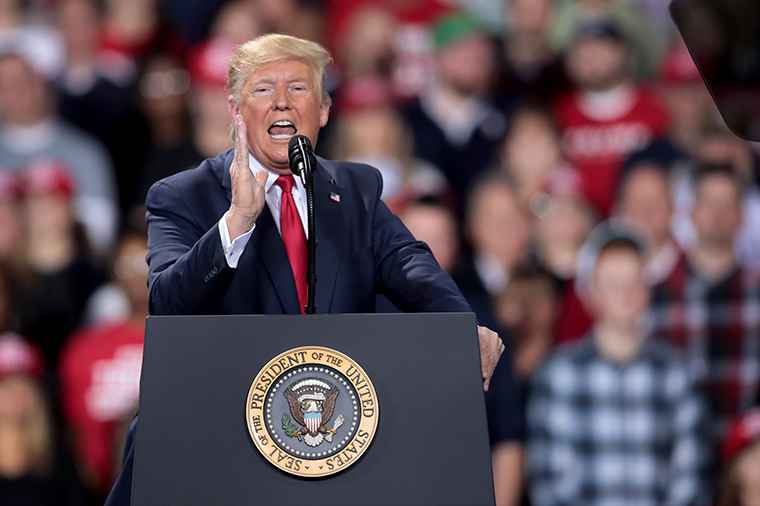 特朗普在集会演讲中反击。